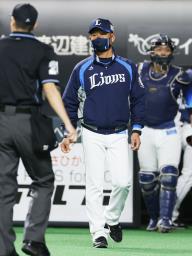 <p>　９回、選手交代を告げる西武・辻監督＝札幌ドーム</p>