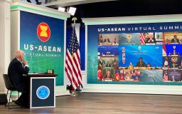 <p>　２６日、米ホワイトハウスでＡＳＥＡＮとの首脳会議に出席するバイデン大統領（左）（共同）</p>