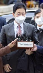<p>　２６日、逮捕状審査のためソウル中央地裁に出頭した孫準晟検事（聯合＝共同）</p>