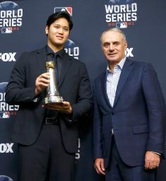 <p>　米大リーグのコミッショナー特別表彰を受けたエンゼルスの大谷翔平。右はマンフレッド・コミッショナー＝２６日、ヒューストン（共同）</p>