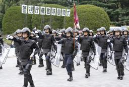 <p>　警視庁機動隊の観閲式で行進する隊員ら＝２７日午前、東京・明治神宮外苑</p>