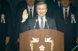 <p>　１９８８年、韓国の大統領就任式で宣誓する盧泰愚氏（聯合＝共同）</p>
