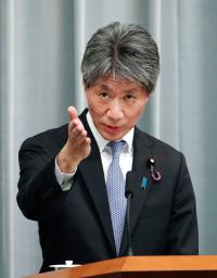 <p>　記者会見する磯崎官房副長官＝２７日午前、首相官邸</p>