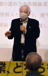 <p>　国との協議が事実上の打ち切りとなったことを説明する漁業者側の馬奈木昭雄弁護団長＝２７日午後、福岡市</p>