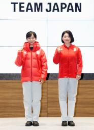 <p>　北京冬季五輪・パラリンピックの日本選手団公式ウエア発表会で、ポーズをとる高木美帆（左）と田中佳子＝２７日午後、東京都新宿区</p>