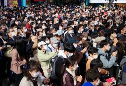 <p>　街頭演説を聞く有権者ら＝２７日午後、東京都武蔵野市</p>
