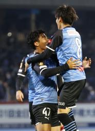 <p>　川崎―鹿島　後半、チーム２点目のゴールを決め、アシストの脇坂に祝福される川崎・旗手（左）＝等々力</p>