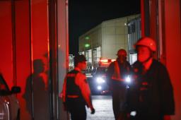 <p>　崩落事故のあったリニア中央新幹線の瀬戸トンネル工事現場付近に立つ警察官＝２７日午後１０時３８分、岐阜県中津川市</p>