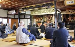 <p>　濃尾地震から１３０年となり、震災紀念堂で営まれた慰霊法要＝２８日午前、岐阜市</p>