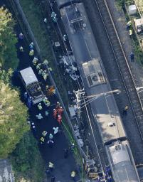 <p>　ＪＲ外房線の電車と軽乗用車が衝突した事故現場＝２８日午後０時５０分、千葉市緑区（共同通信社ヘリから）</p>