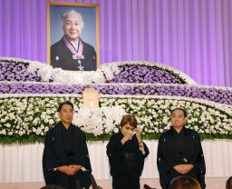 <p>　坂田藤十郎さんをしのぶ会を前に、取材に応じる（右から）長男の中村鴈治郎さん、妻の扇千景さん、次男の中村扇雀さん＝２８日午後、東京都内のホテル</p>