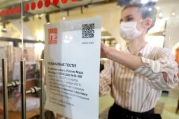 <p>　２７日、モスクワのコーヒーチェーン店で、１１連休に入る前に休業の張り紙をする店員（タス＝共同）</p>