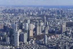 <p>　東京都庁（中央）と周辺の町並み</p>
