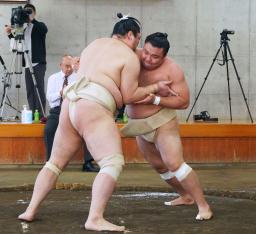 <p>　合同稽古で相撲を取る霧馬山（右）＝両国国技館の相撲教習所</p>