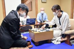 <p>　囲碁の第６０期十段戦の本戦トーナメント２回戦で孫まこと七段（左）を破った藤沢里菜女流本因坊＝２８日午後、東京都千代田区（日本棋院提供）</p>