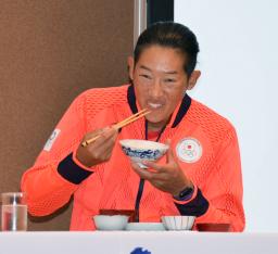 <p>　福島県産高級ブランド米「福、笑い」を試食するソフトボールの上野由岐子投手＝２８日午前、福島市</p>