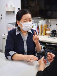 <p>　取材に応じる盲ろう者の村岡美和さん＝１５日、東京都内</p>