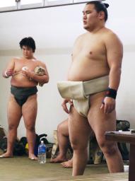 <p>　稽古をする豊昇龍（右）＝東京都台東区の立浪部屋（代表撮影）</p>