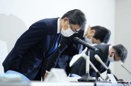 <p>　リニア中央新幹線瀬戸トンネルの崩落事故で作業員２人が死傷し、記者会見で陳謝するＪＲ東海の新美憲一執行役員（手前）ら＝２８日午後４時、名古屋市</p>