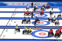 <p>　北京冬季パラリンピックの車いすカーリングのテスト大会に臨む選手ら＝２８日、北京の国家水泳センター（共同）</p>