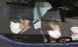 <p>　東京都品川区の鮫洲運転免許試験場に入る小室眞子さん（右）と夫の圭さん＝２８日午後</p>