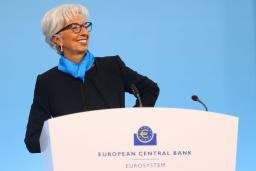 <p>　記者会見する欧州中央銀行（ＥＣＢ）のラガルド総裁＝２８日、ドイツ・フランクフルト（ロイター＝共同）</p>
