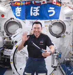<p>　報道陣との会見を終え、笑顔で手を振る星出彰彦さん（ＪＡＸＡ提供）</p>
