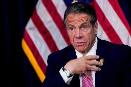 <p>　米ニューヨークで記者会見するクオモ・ニューヨーク州知事（当時）＝５月１０日（ロイター＝共同）</p>