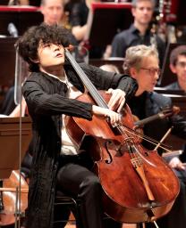 <p>　ジュネーブ国際音楽コンクールで演奏する上野通明さん＝２８日、スイス・ジュネーブ（共同）</p>