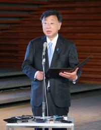 <p>　首相官邸で記者団の質問に答える松野官房長官＝２９日午前</p>