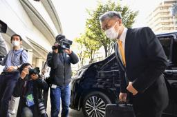 <p>　関西スーパーマーケットの臨時株主総会が開かれる会場に到着したオーケーの二宮涼太郎社長＝２９日午前、兵庫県伊丹市</p>
