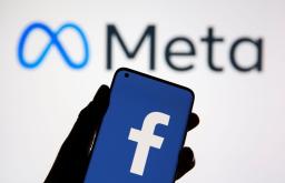 <p>　「メタ（Ｍｅｔａ）」とスマホに映るフェイスブック（ＦＢ）の新旧社名のロゴ＝２８日（ロイター＝共同）</p>