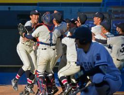 <p>　２季連続３度目の優勝を果たし喜ぶ国学院大ナイン＝神宮</p>