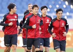 <p>　ルヴァン杯決勝に向け、最終調整する（手前右から）前田、柿谷ら名古屋イレブン＝埼玉スタジアム</p>