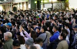 <p>　街頭演説に耳を傾ける有権者ら＝２９日午後、ＪＲ成田駅前</p>