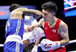 <p>　ボクシングの男子世界選手権バンタム級１回戦で、イタリア選手（左）を攻める坪井智也＝ベオグラード（ゲッティ＝共同）</p>