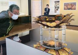 <p>　奈良市の奈良国立博物館で始まった第７３回正倉院展で展示される香台「漆金薄絵盤」＝３０日午前</p>