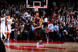 <p>　マジック戦で喜ぶラプターズのスコッティ・バーンズ（中央左）とフレド・バンブリート＝２９日、トロント（ＮＢＡＥ提供・ゲッティ＝共同）</p>