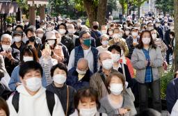 <p>　街頭演説に集まった有権者ら＝３０日午前、東京都大田区</p>
