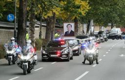 <p>　３０日、ソウル市内を移動する盧泰愚元大統領の遺体を乗せた車列（聯合＝共同）</p>