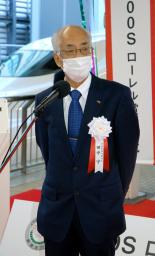 <p>　ローレル賞の授賞式後、記者団の取材に答えるＪＲ東海の田中守副社長＝３０日午前、ＪＲ東京駅</p>