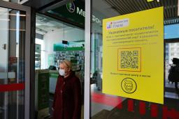 <p>　商業施設の入り口でマスク着用などを求める表示＝２９日、ロシア・カリーニングラード（タス＝共同）</p>