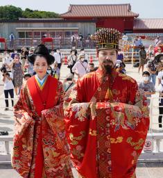 <p>　首里城復興祭に登場した国王と王妃役＝３０日午後、那覇市の首里城公園</p>