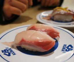 <p>　くら寿司の「ぶりひら」（手前）</p>