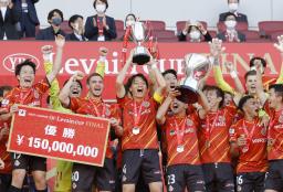 <p>　Ｃ大阪を破り初優勝を果たし、大喜びの中谷（中央）ら名古屋イレブン＝埼玉スタジアム</p>