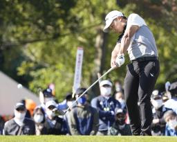 <p>　第３日、１番でティーショットを放つ植竹勇太。通算１６アンダーで首位＝美浦ＧＣ</p>