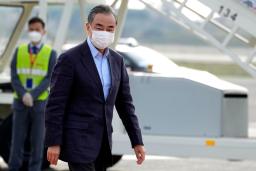 <p>　ローマのフィウミチーノ空港に到着した中国の王毅外相＝２９日（ＡＰ＝共同）</p>