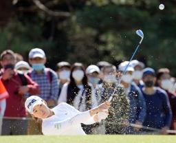 <p>　第２日、１番でバンカーショットを放つ渋野日向子。通算７アンダーで首位＝武蔵丘コース</p>