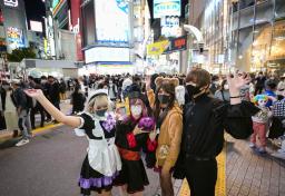 <p>　東京・渋谷駅周辺で、仮装姿で盛り上がる若者たち＝３０日夜</p>