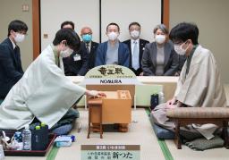 <p>　第３４期竜王戦７番勝負の第３局で初手を指す藤井聡太三冠（左）と豊島将之竜王＝３０日午前、福島県いわき市（代表撮影）</p>